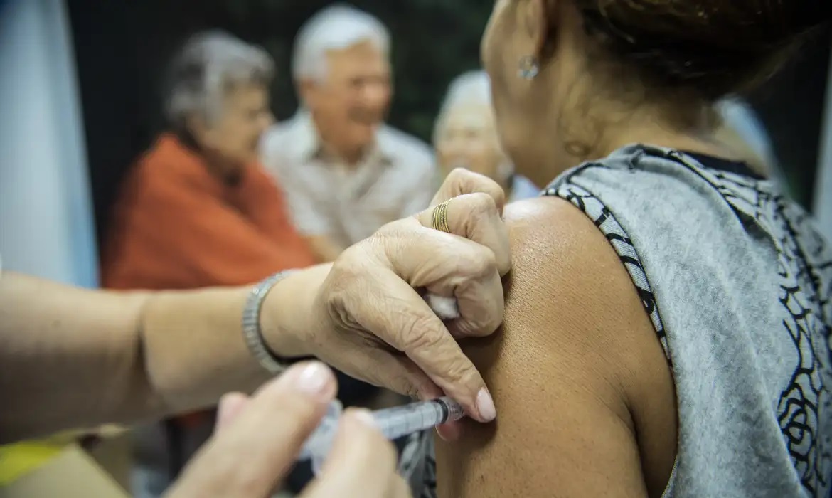 Moradora é vacina contra a gripe