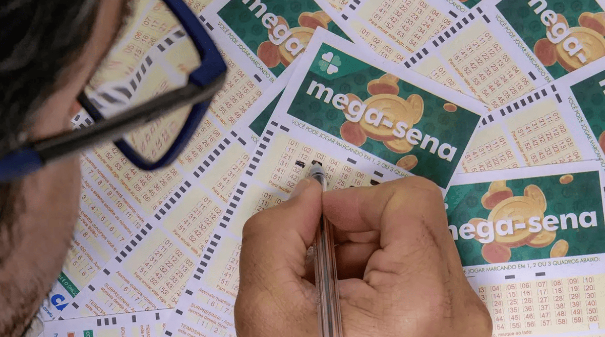 Bilhete da mega sena sendo preenchido