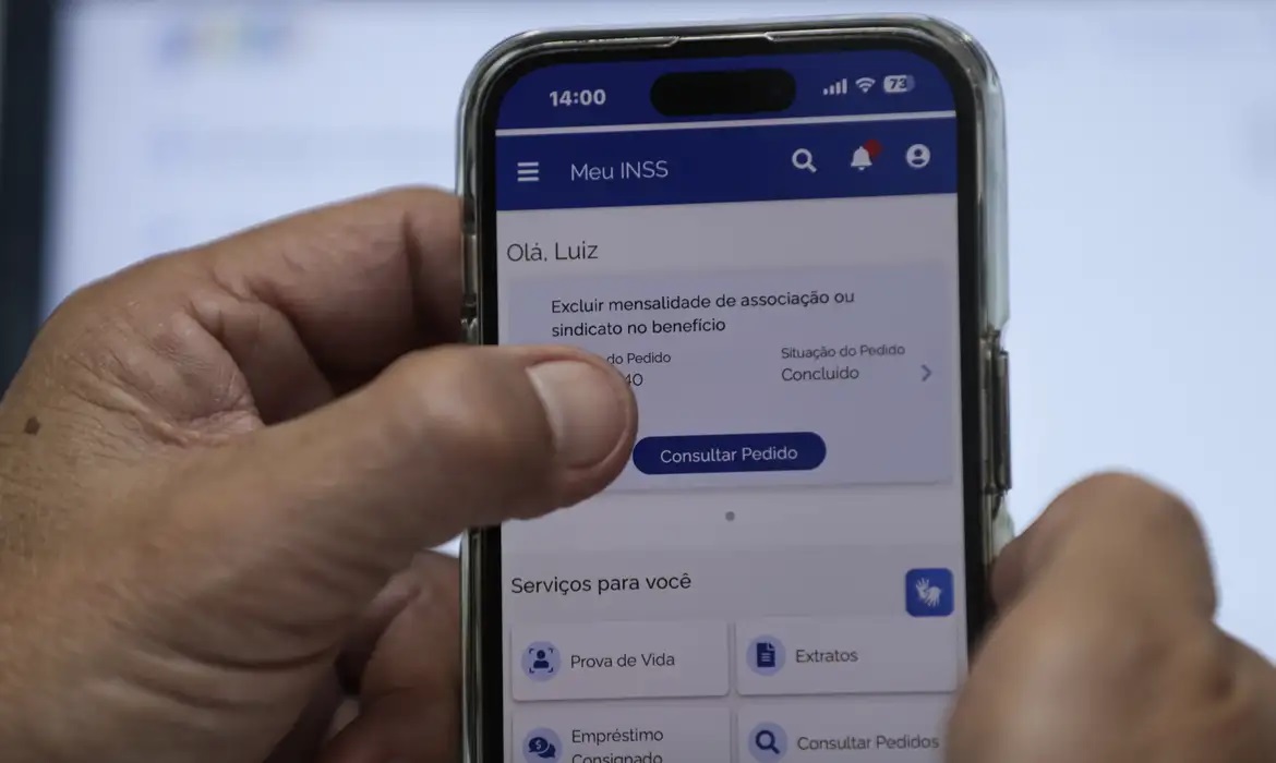 Beneficiário utilizando o aplicativo Meu INSS