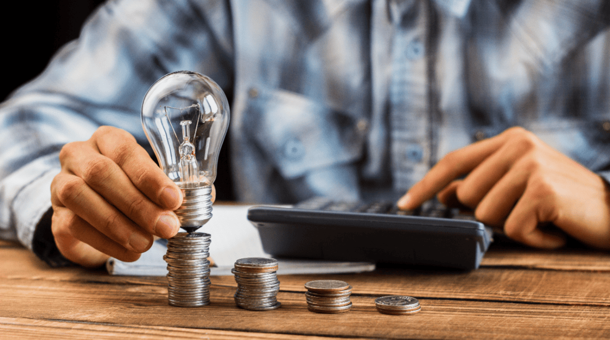 Homem fazendo conta para pagar energia elétrica