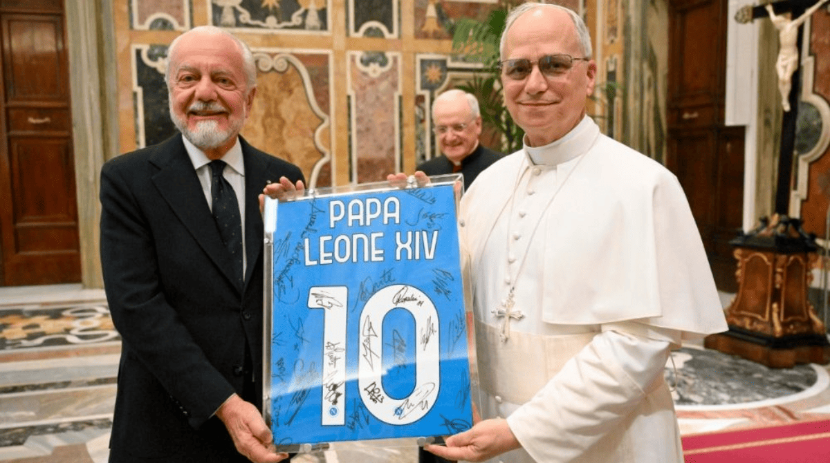 Papa Leão XIV, ao lado do presidente do Napoli