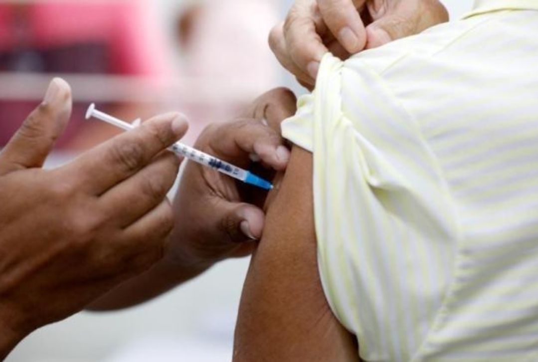 Vacina contra a gripe é aplicada em paciente em Belo Horizonte