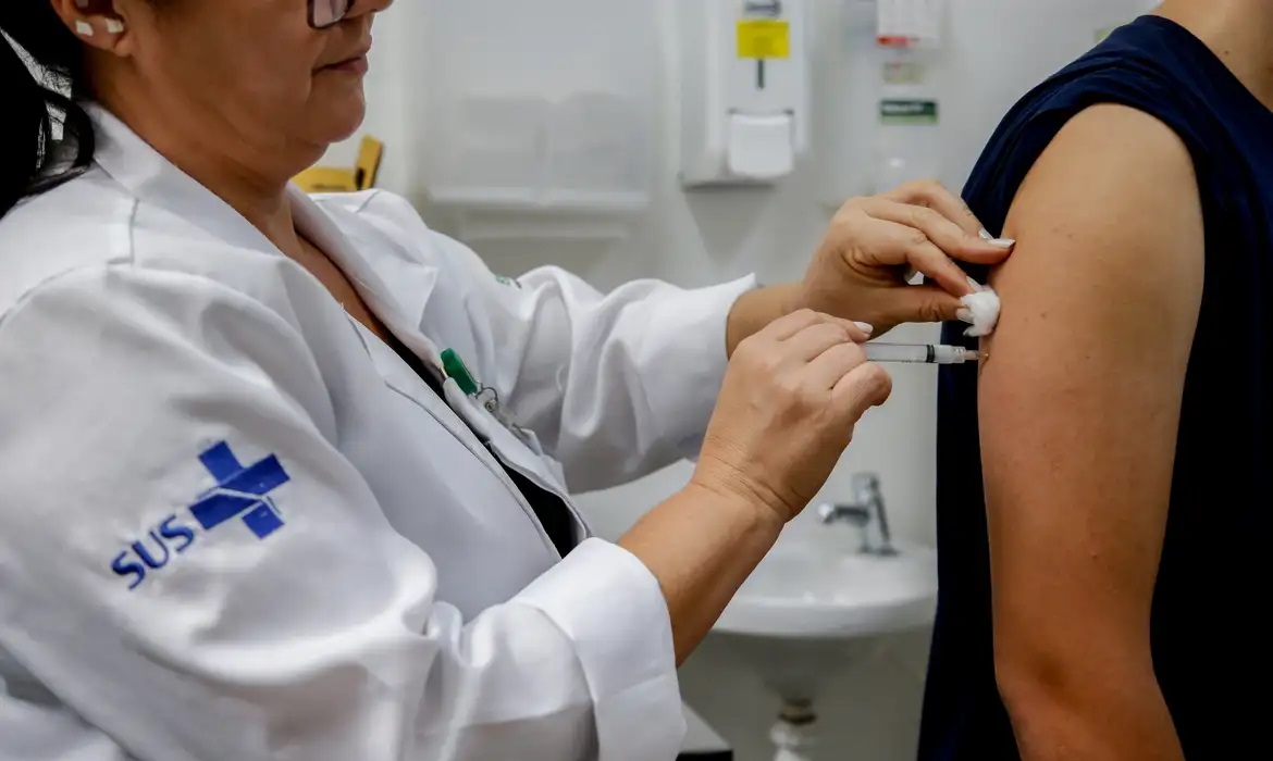 Enfermeira aplica vacina em paciente
