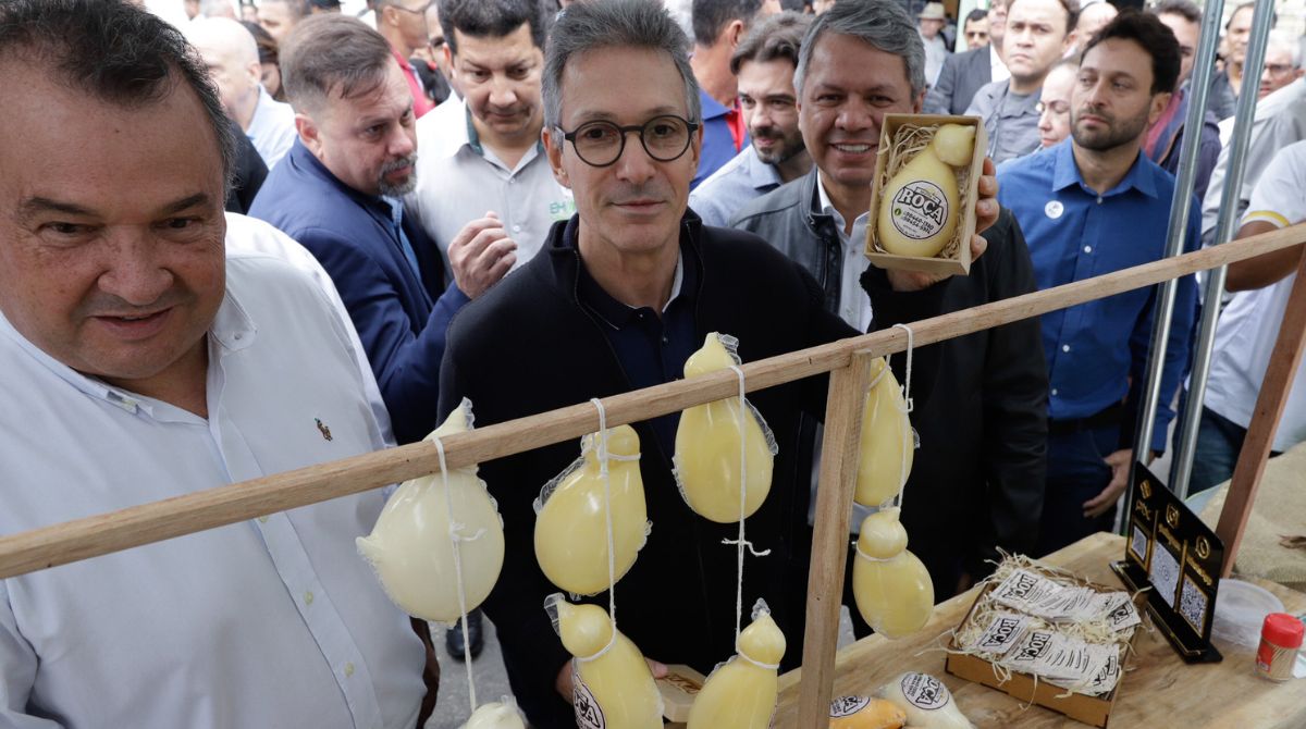 Governador Romeu Zema com o queijo cabacinha