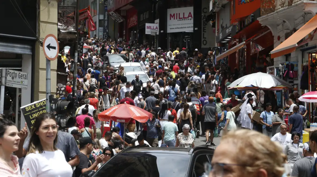 centro comercial cheio de gente