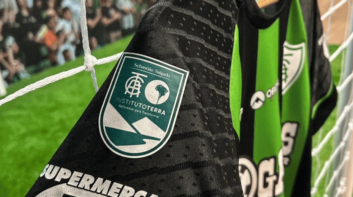 Camisa do América com patch em homenagem a Sebastião Salgado