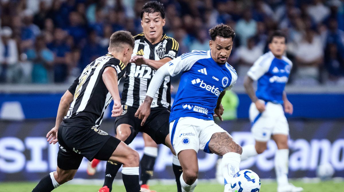 Jogadores de Cruzeiro e Atlético em disputa de bola.