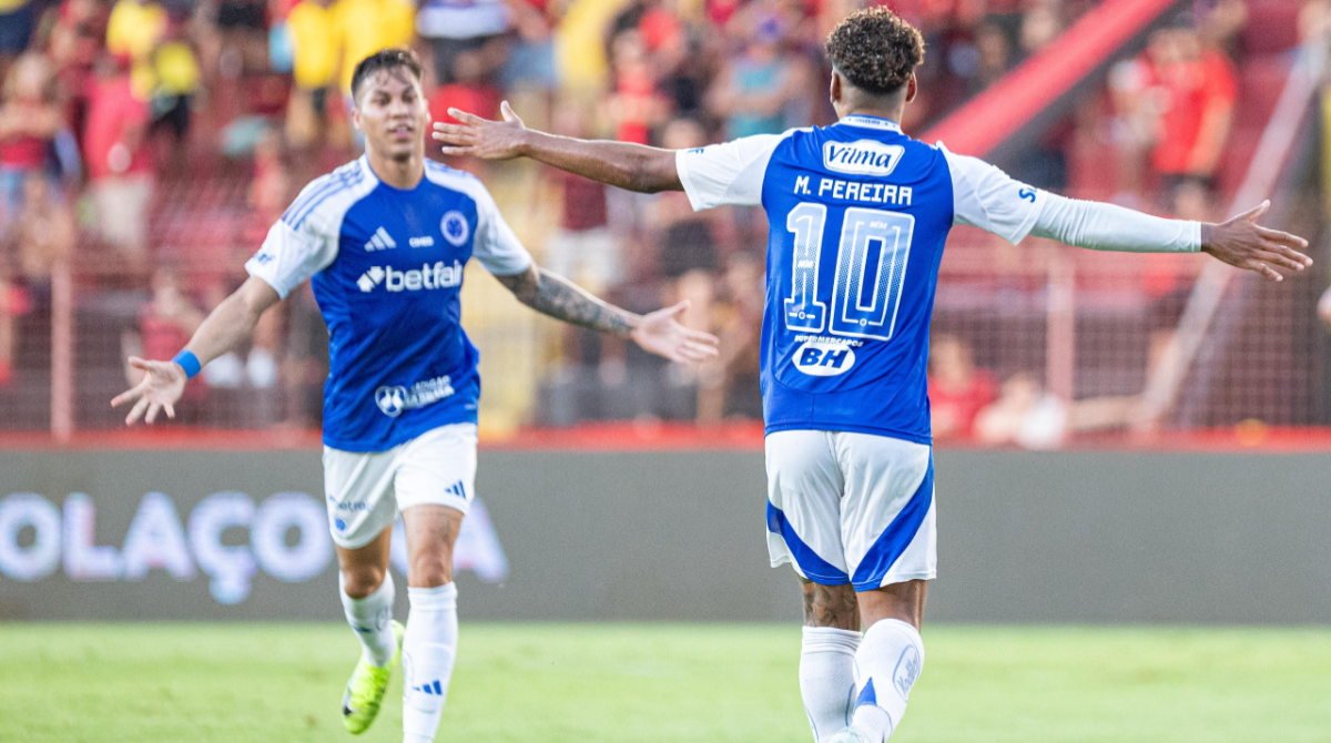 kaio jorge e matheus pereira comemorando gol do cruzeiro