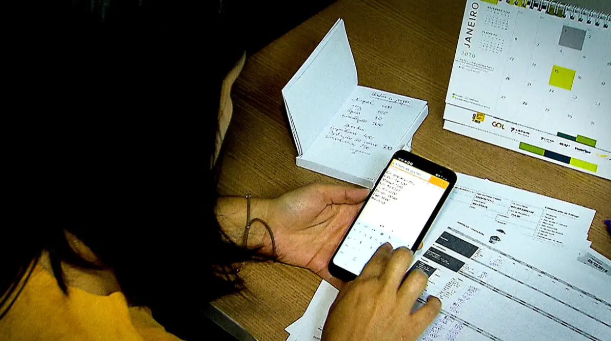 Jovem fazendo contas