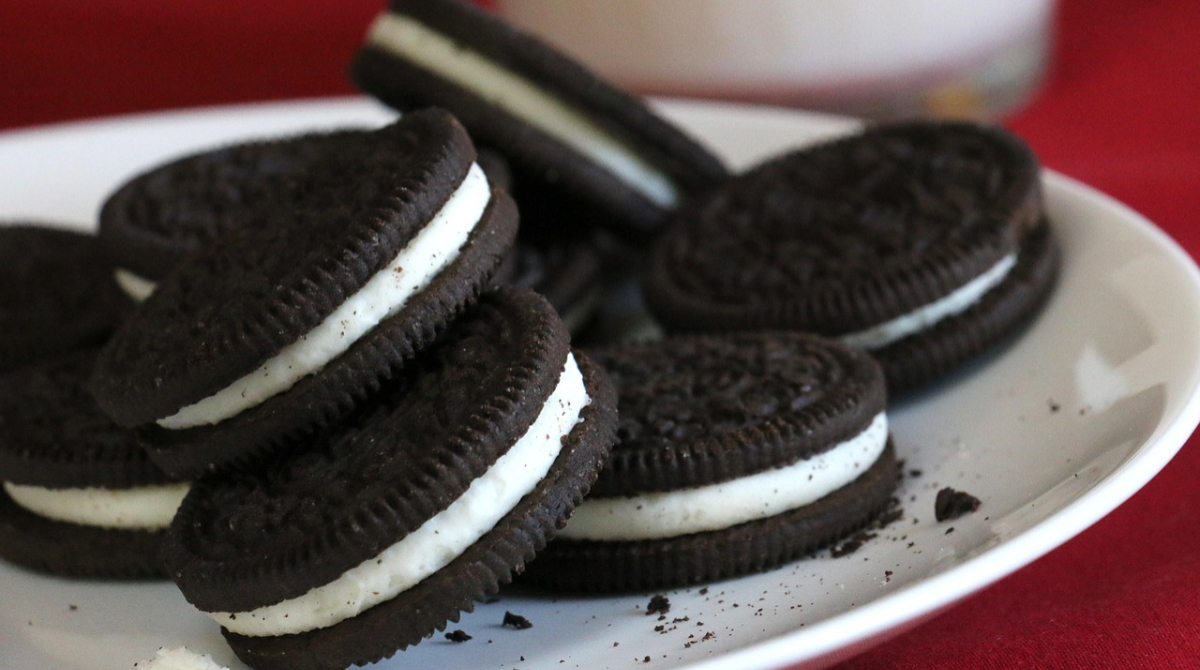 biscoitos oreo em um prato