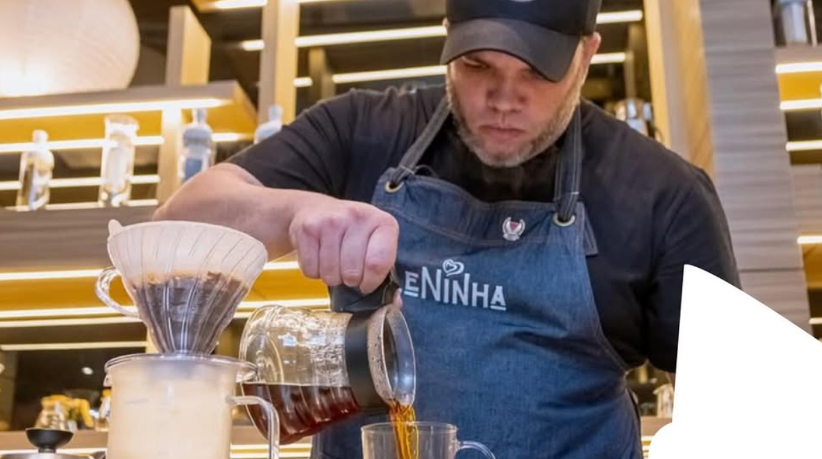 barista fazendo café