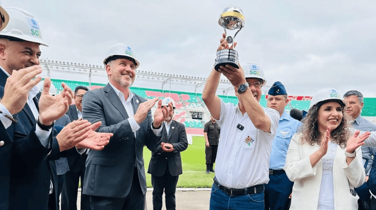 Presidente da Conmebol e prefeito de Santa Cruz de La Sierra no estádio que será palco da final da Sul-Americana