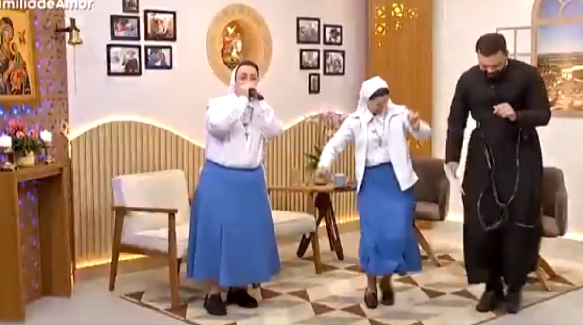 freiras dançando e cantando em programa religioso