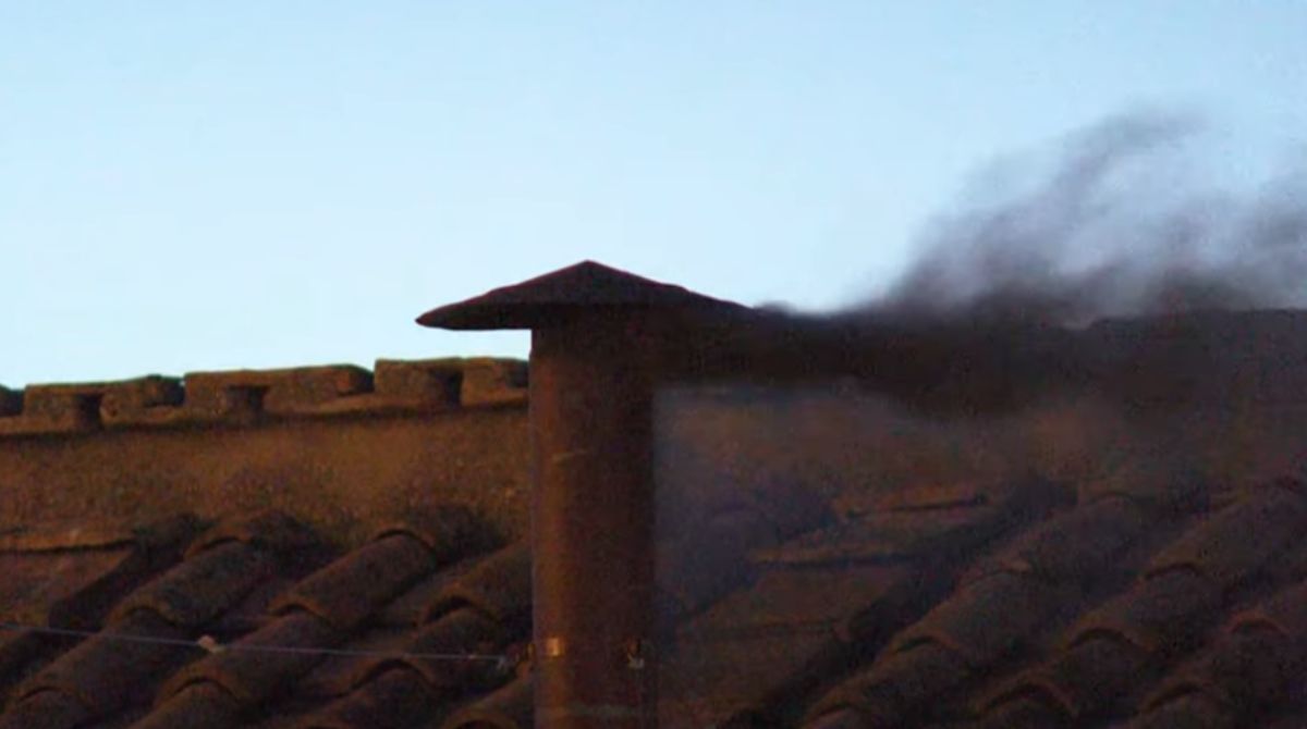 Fumaça preta saindo da chaminé da Capela Sistina