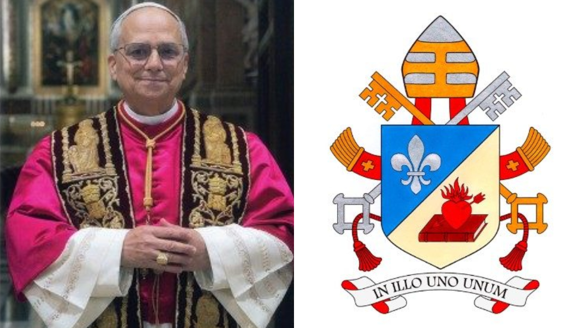 foto oficial do papa Leão XIV ao lado de seu brasão