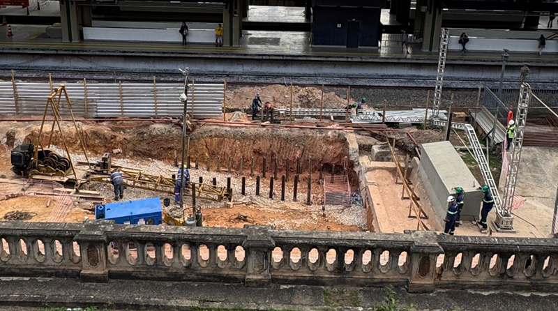 Imagem das obras do Metro BH na Rua Sapucaí, em BH