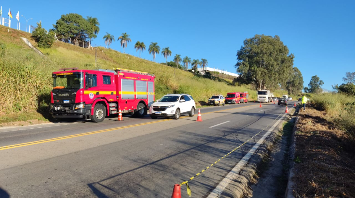 bombeiros atuando no acidente