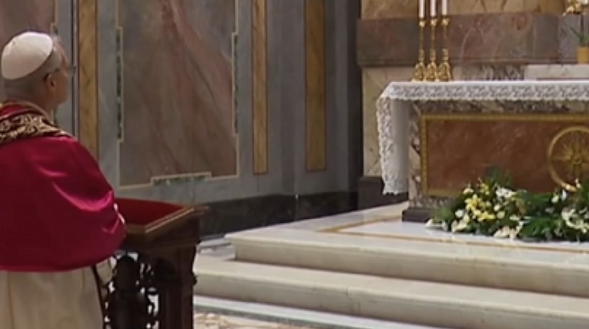 O papa Leão XIV rezou sozinho após a vitória no conclave