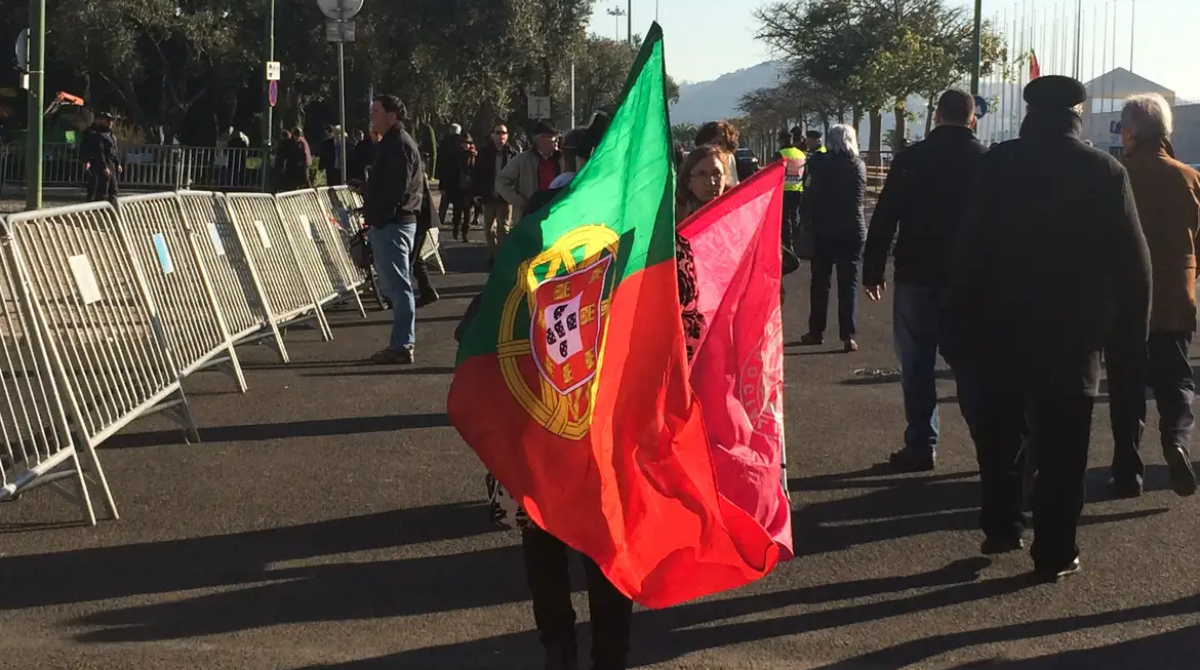 pessoa com bandeira de portugal