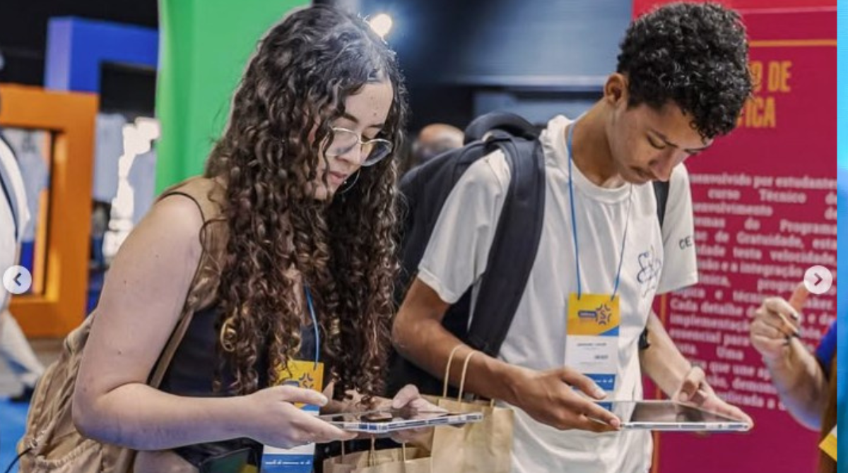 Jovens interagem com tablet durante programação da Semana S, do Sistema Fecomércio