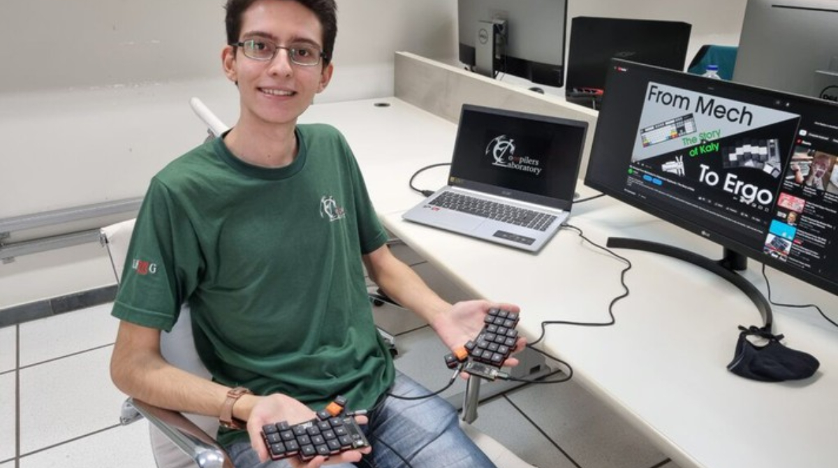 estudante Kael Soares Augusto segurando o teclado que ele desenvolveu