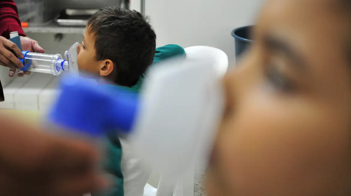 crianças com máscara de nebulização