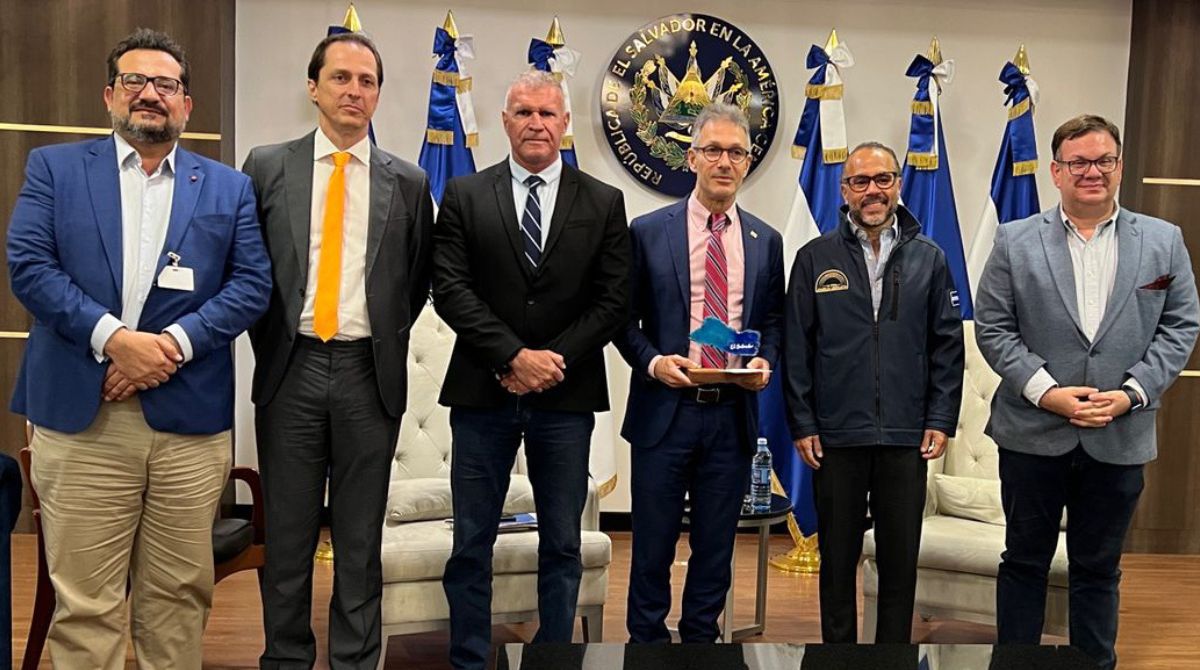 Zema e comitiva mineira em El Salvador com autoridades políticas locais.