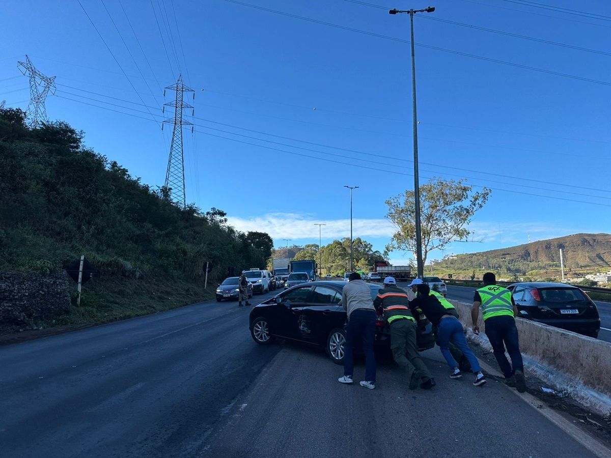 Agentes da BHTrans atuam em ocorrência no Anel Rodoviário