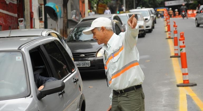 Agente da BHTrans orienta motoristas em BH