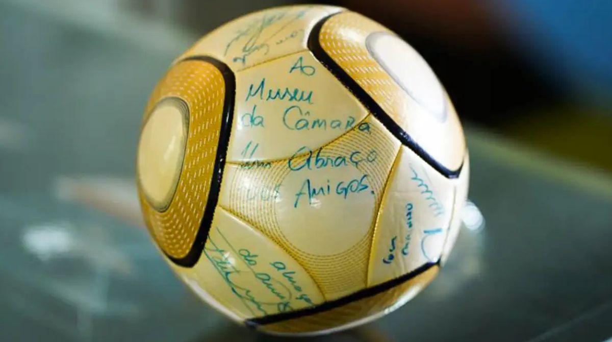 Bola assinada por Neymar que ficava na Câmara dos Deputados, em Brasília