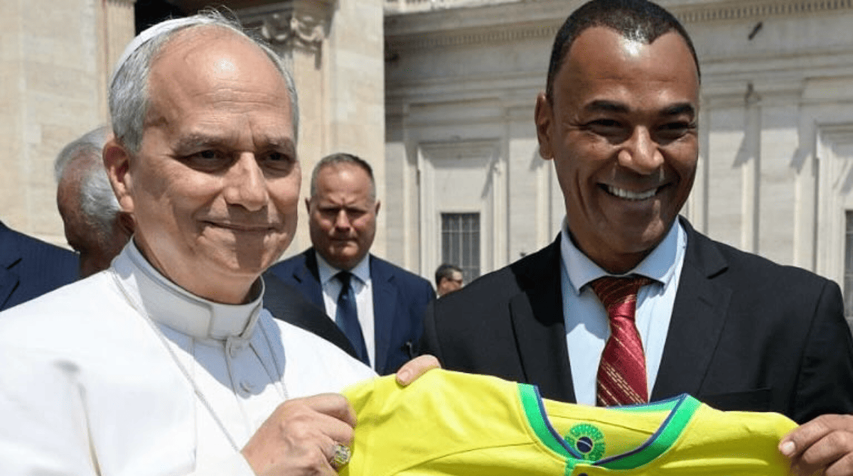 Cafu e Papa Leão com camisa da Seleção