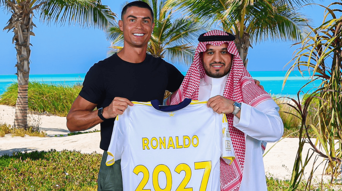 Cristiano Ronaldo posa com a camisa do Al-Nasr, após renovação