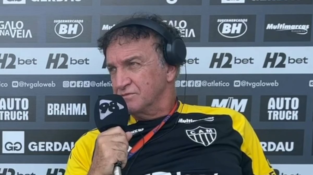 Cuca durante entrevista ao 98 Futebol Clube