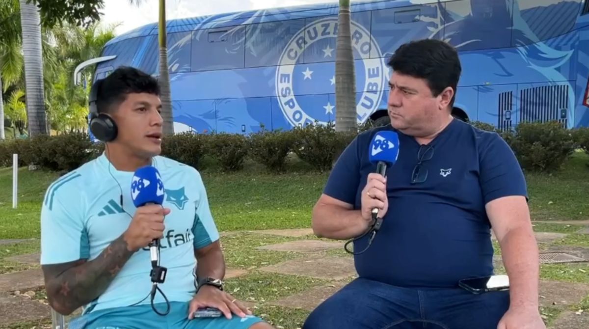 Lucas Romero durante entrevista do 98 Futebol Clube