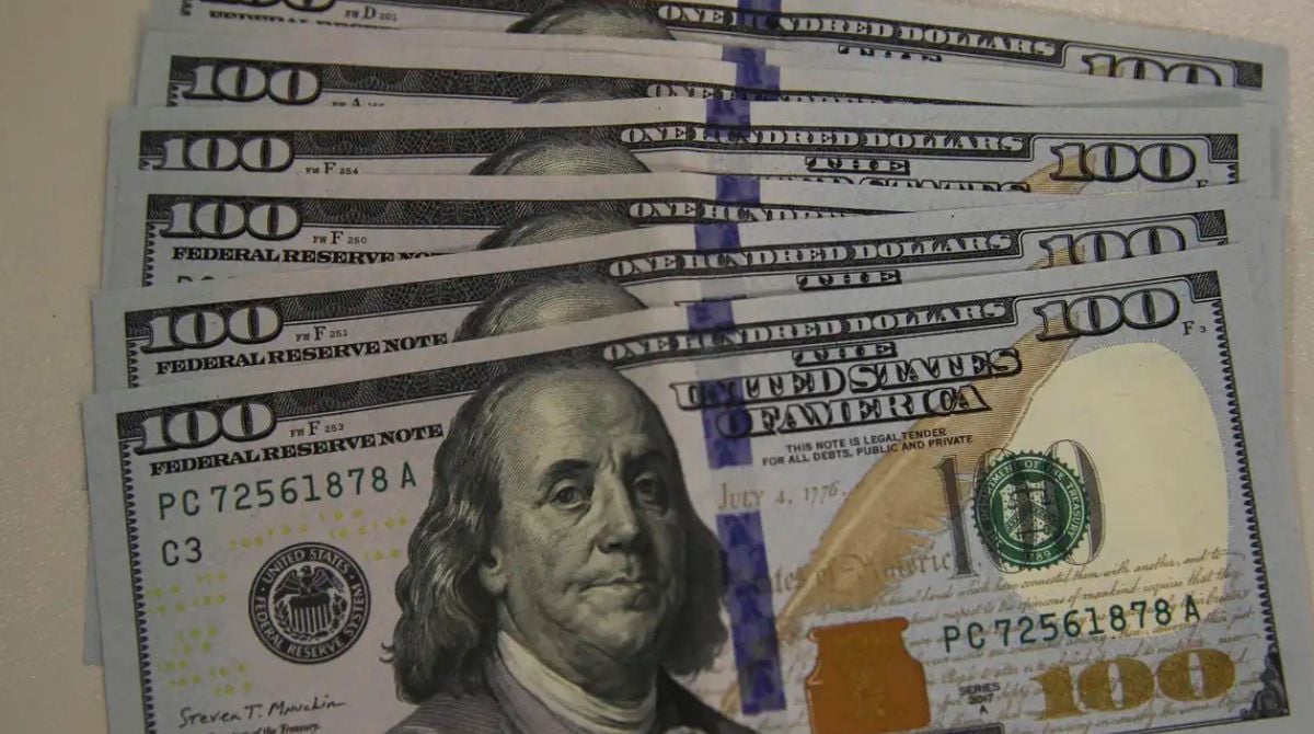 Dólar fechou abaixo de R$ 5,60 e atingiu o menor valor desde outubro do ano passado.