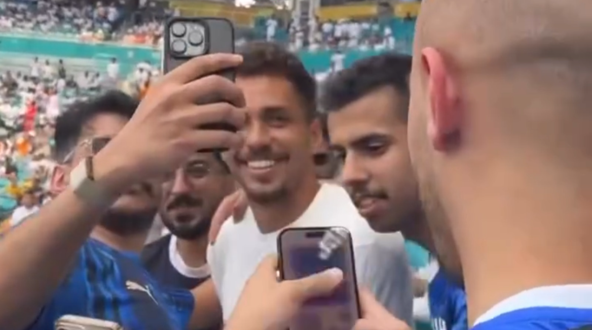 Torcedores do Al-Hilal tiram selfie com Eduardo, do Cruzeiro