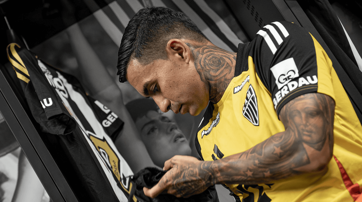 Dudu ao lado do uniforme antes de estreia oficial pelo Galo