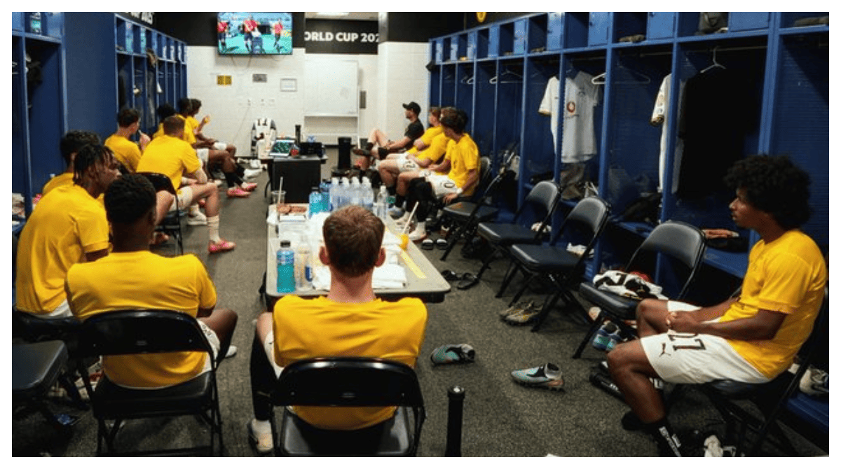 jogadores do borussia assistem a partida do Mundial no vestiário