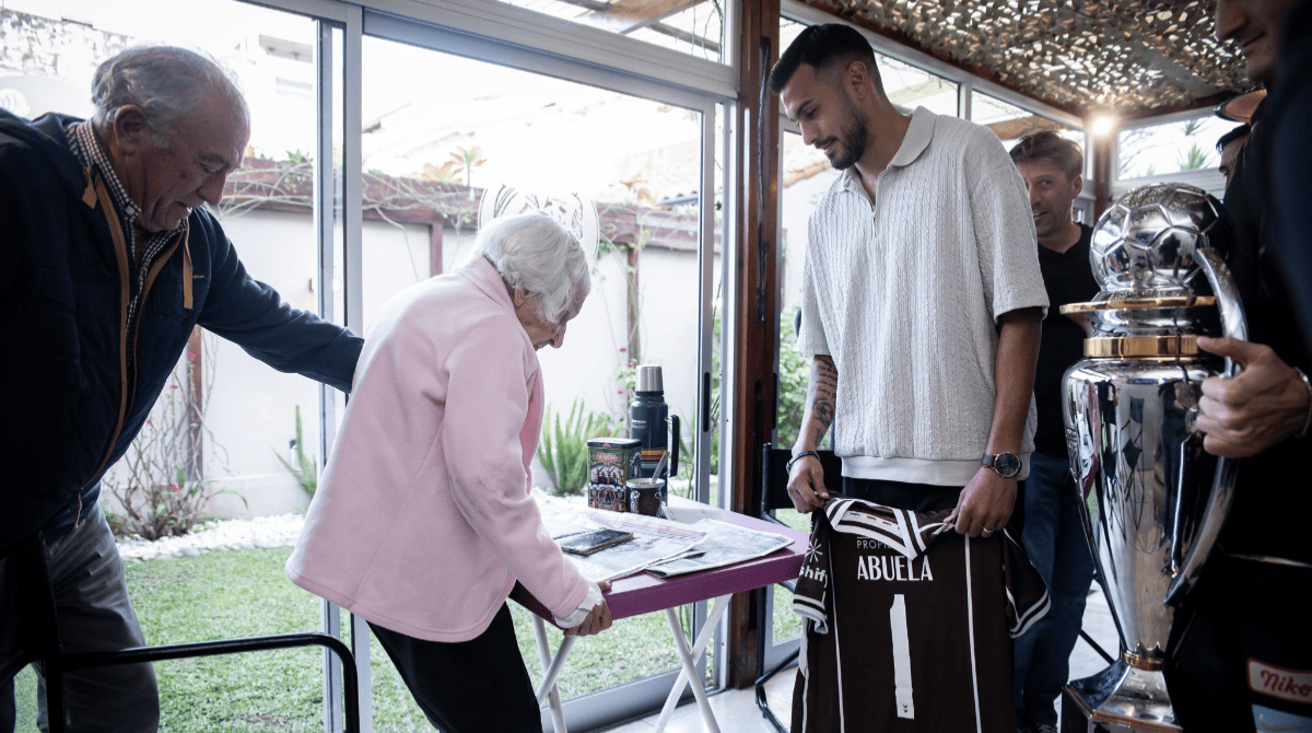 Idosa recebe presente e visita do Platense