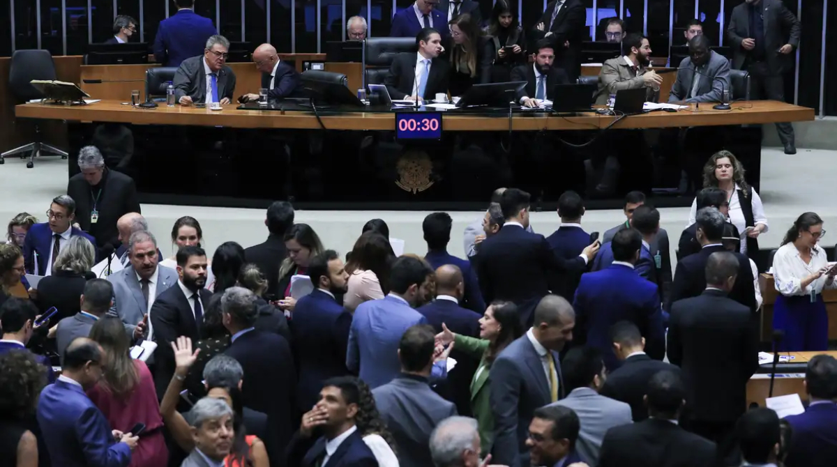 deputados no plenário da câmara
