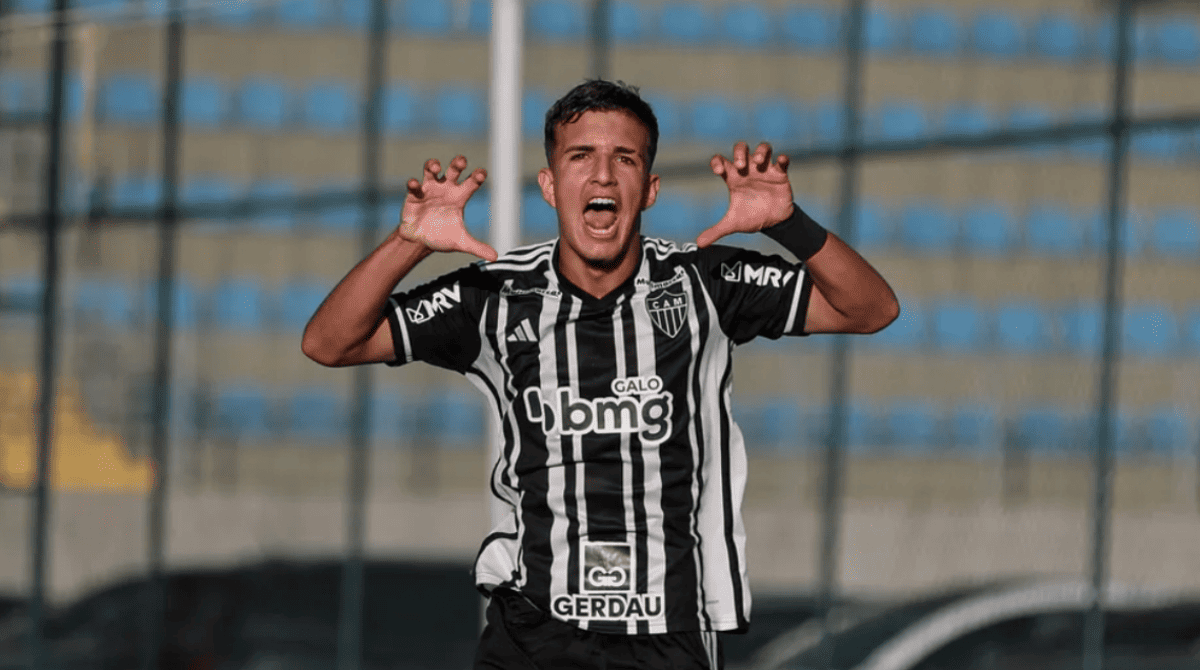 Matheus Iseppe comemora gol pela categoria de base do Galo