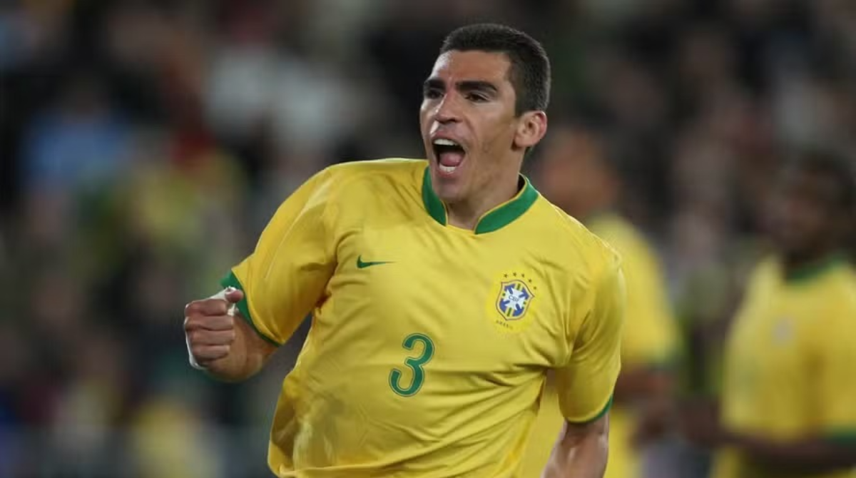 Ex-zagueiro Lúcio comemora gol pela Seleção em 2006