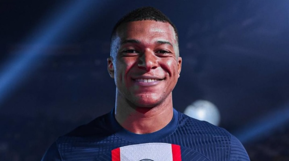 Atacante Mbappé com a camisa do PSG