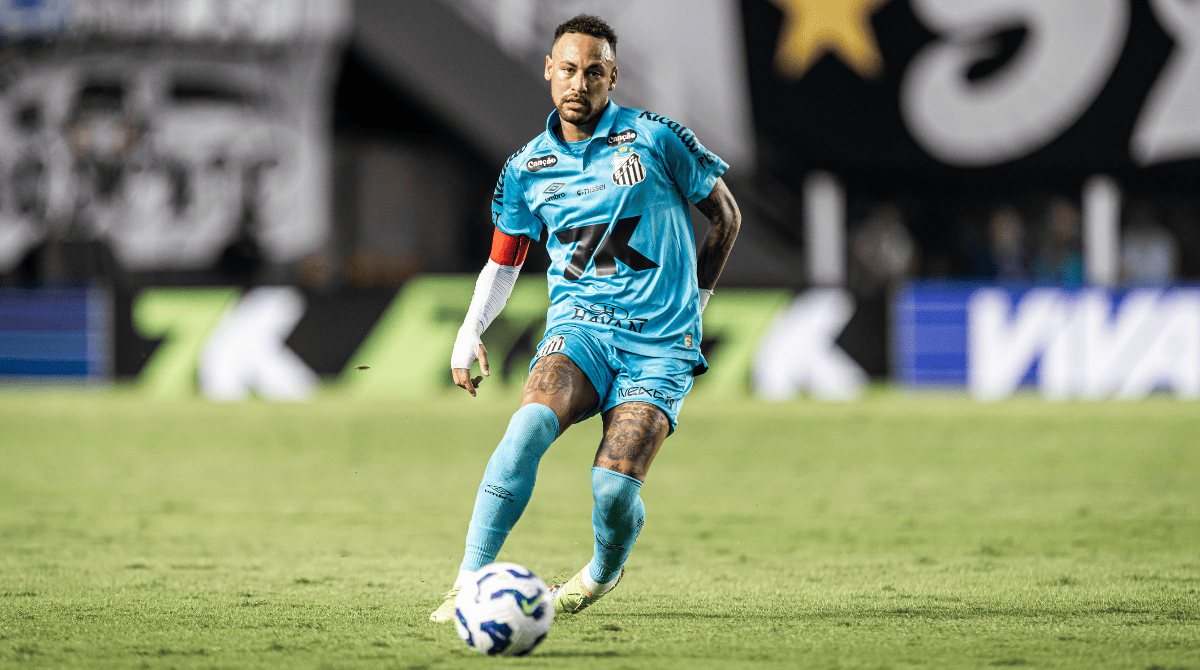 Neymar em ação com a camisa azul do Santos