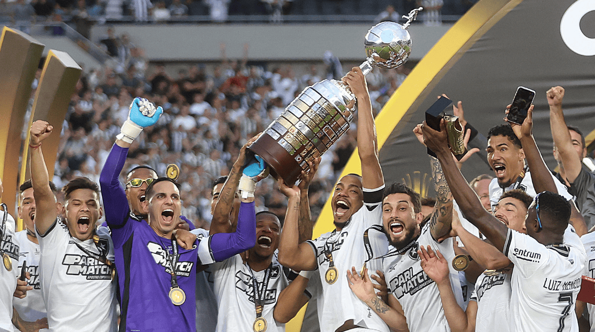 Time do Botafogo ergue troféu de campeão da Libertadores 2024