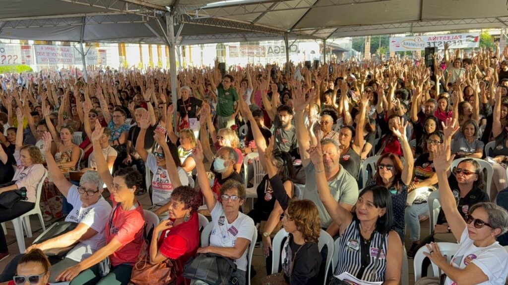 Professores estão em greve desde 6 de junho