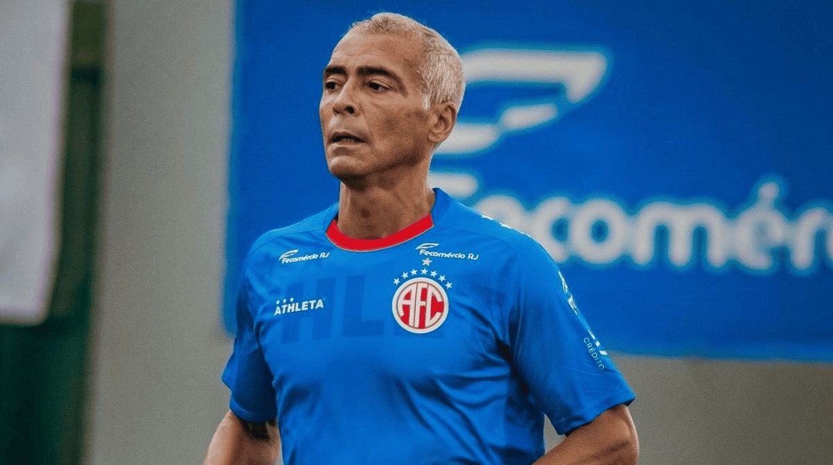 Romário em campo com a camisa do América-RJ