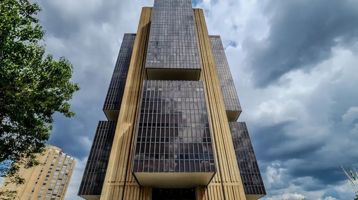 Copom eleva juros básicos da economia para 15% ao ano