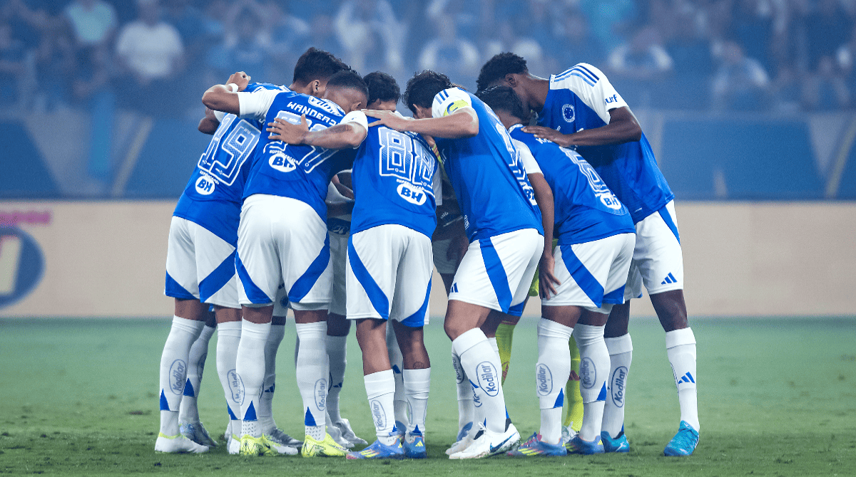 Equipe do Cruzeiro reunida antes de jogo, no Mineirão