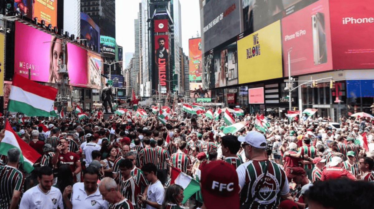 Torcedores do Fluminense tomam conta da Times Square, em Nova York